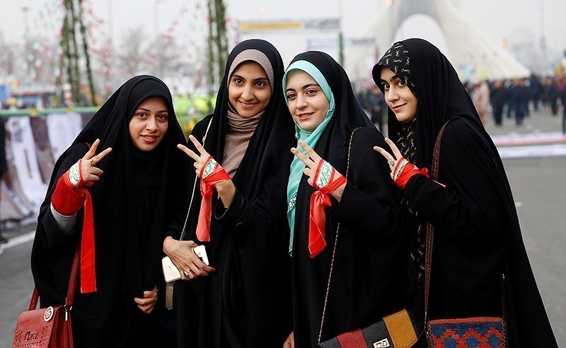 الشادور في إيران.. ثقافة فارسية وأبعاد سياسية