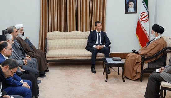 وحيد حقانيان رقم 2 على يسار الصورة يوم 25 فبراير الماضي، لدى استقبال المرشد علي خامنئي، الرئيس السوري بشار الأسد في طهران.
