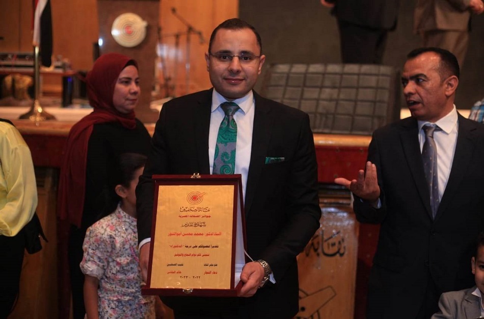 الدكتور محمد محسن أبو النور يتسلم شهادة تقدير من نقابة الصحفيين عن رسالته للدكتوراة