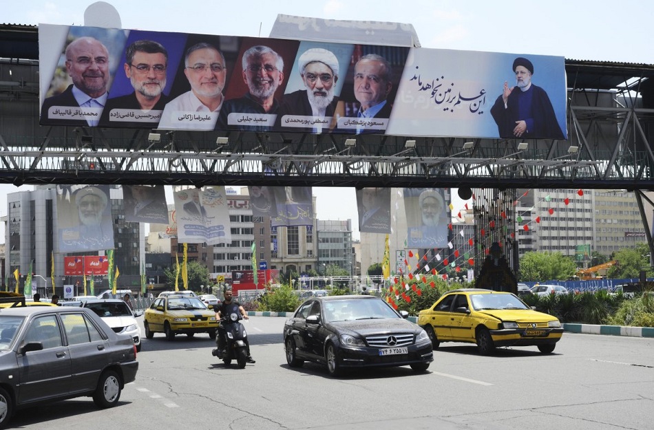 انقسام المحافظين قد يهدي “الإصلاحي” بزشكيان رئاسة إيران