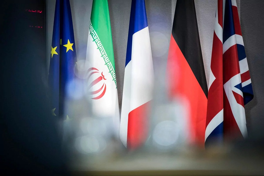 كاتب إصلاحي يطالب إيران باتباع مبدأ الدبلوماسية المرنة مع الغرب