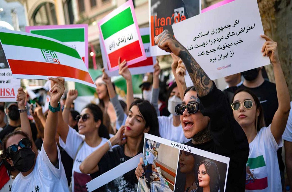 بروز جيل إيراني جديد يريد إعادة تفسير العلاقة بين السلطة والمجتمع