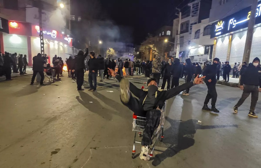 كيف نفهم تصاعد الاحتجاجات في إيران؟!