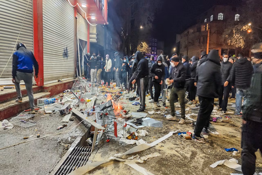 قراءة هادئة في احتجاجات إيران من البازار إلى المستشفى