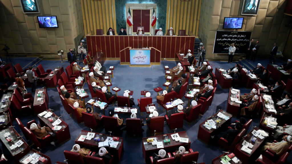 بيان مجلس خبراء القيادة: رسائل الداخل الإيراني عن حدود المباحثات مع الولايات المتحدة