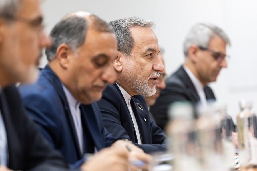 المعادلة المعقدة: طهران وواشنطن بين التفاوض والتهديد